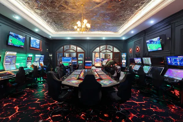 Uma mulher glamourosa segurando fichas de cassino em um ambiente iluminado por néon, representando a atmosfera premium do cassino online 01 BET.