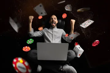 Uma mulher sorrindo perto de máquinas caça-níqueis brilhantes com símbolos de sorte, mostrando as emocionantes opções de slots do 01 BET.