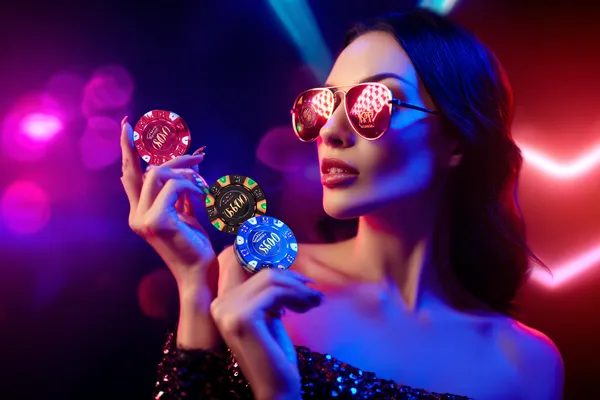 Um jogador usando seu smartphone durante um evento festivo local, representando o cassino totalmente compatível com dispositivos móveis do 01 BET.