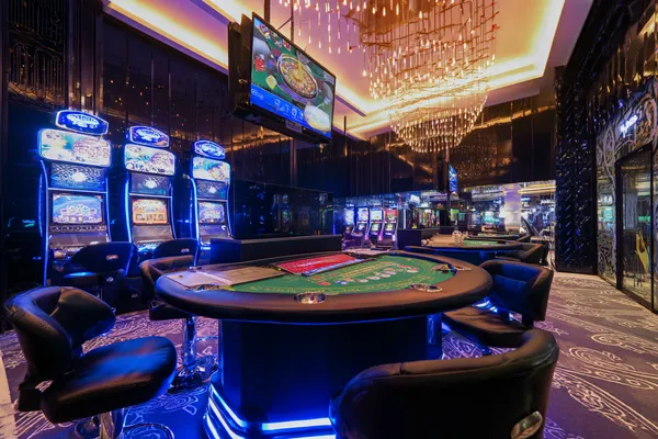 Um dealer confiante cercado por fichas de cassino convidando jogadores a acessar sua conta 01 BET, refletindo opções de login rápidas e fáceis.